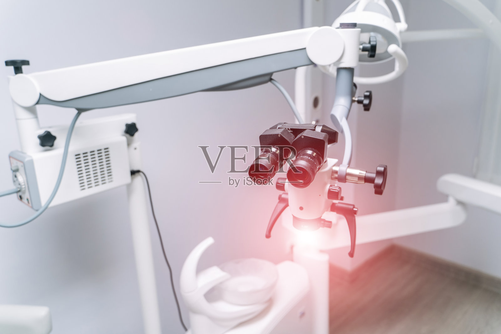 带数码相机的牙科显微镜在现代口腔诊所。照片摄影图片