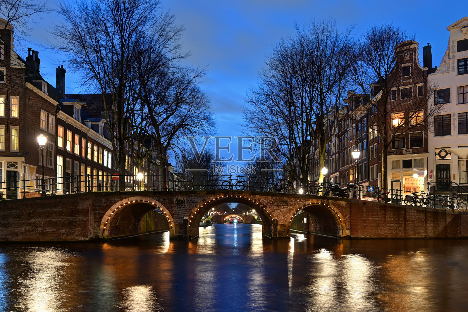 黄昏时分，欧洲荷兰阿姆斯特丹的Leidsegracht运河上典型的荷兰桥照片摄影图片