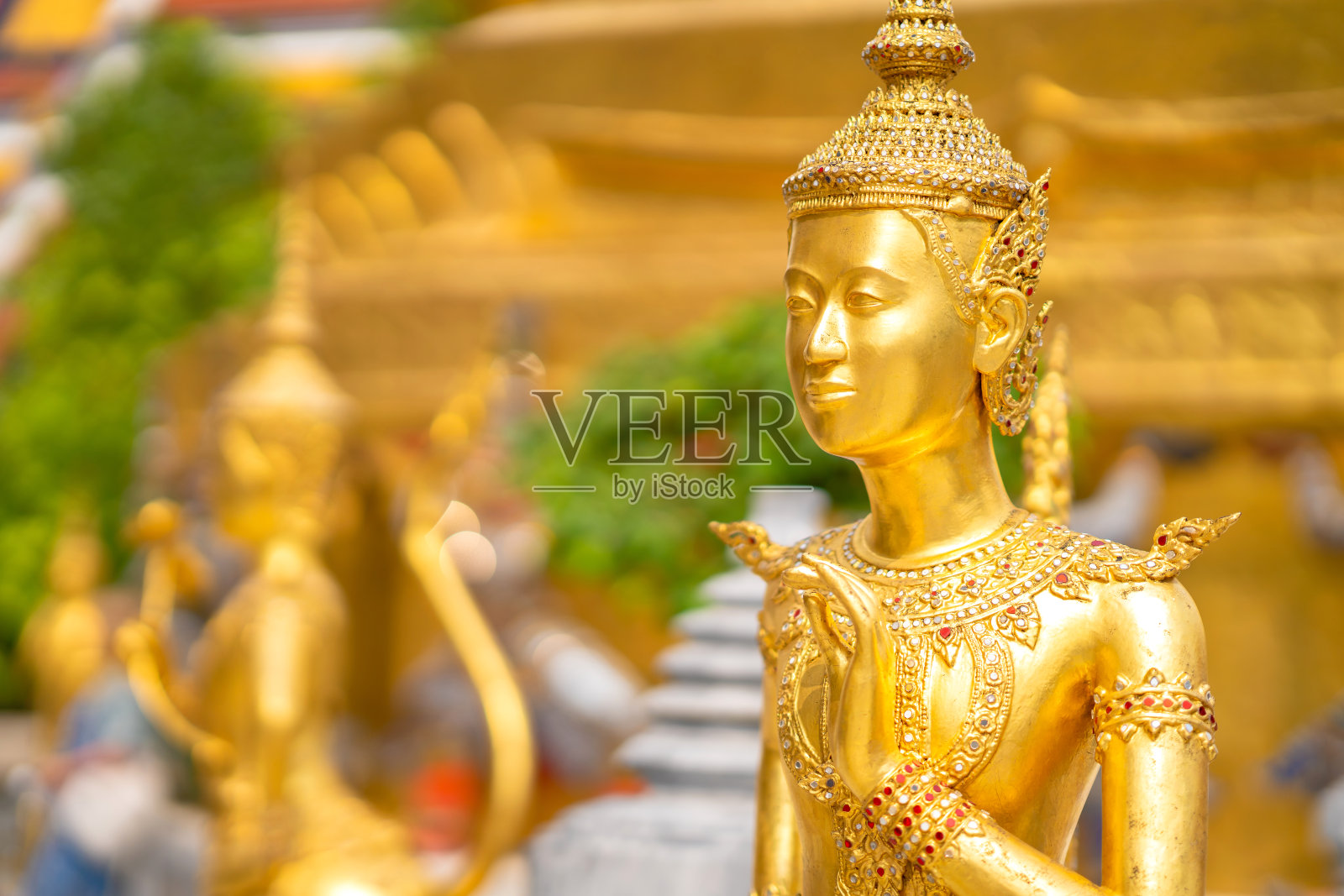 在泰国曼谷的翡翠佛寺，泰国童话中的金天使神像照片摄影图片