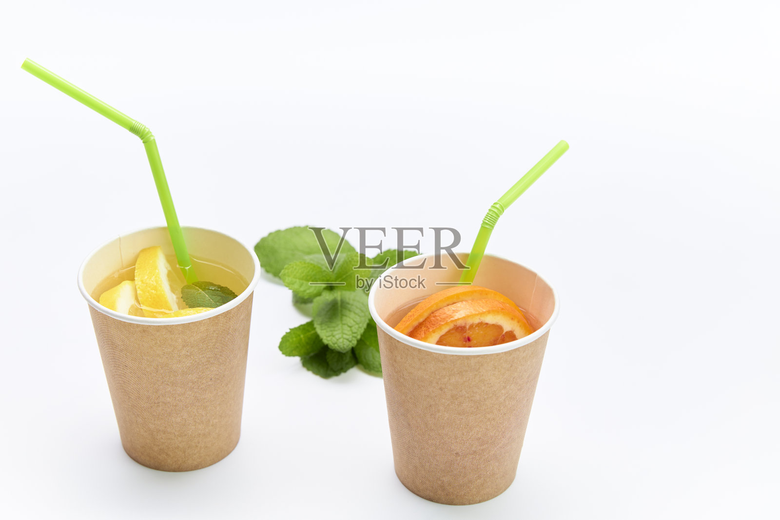 两个可回收的纸杯，内含天然健康的柠檬水和橙汁照片摄影图片