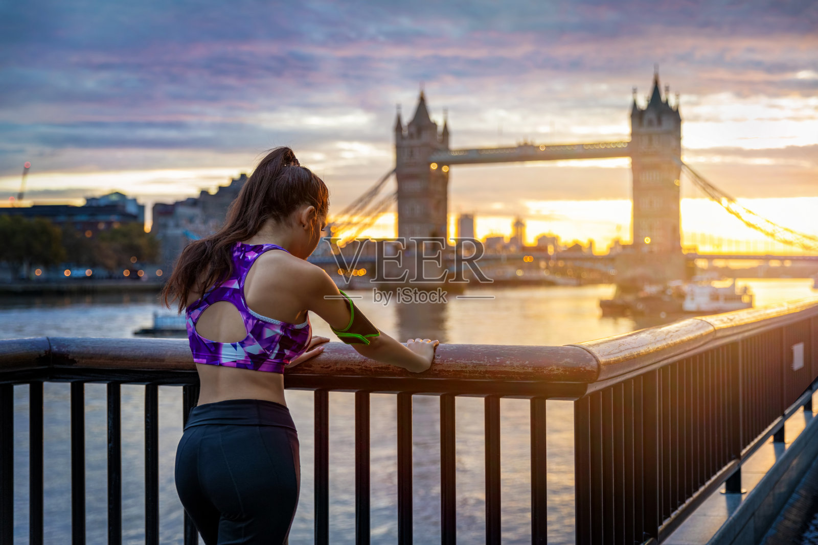 一名女子在伦敦塔桥上晨练后休息照片摄影图片