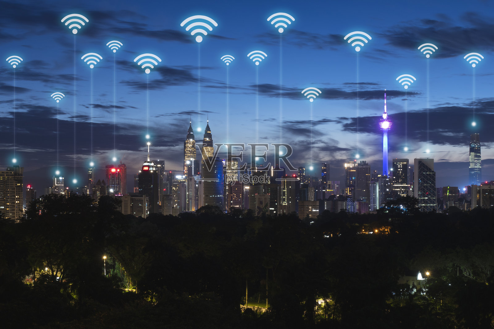 无线通信网络在亚洲大城市的概念。吉隆坡城市地标背景上的wifi图标照片摄影图片