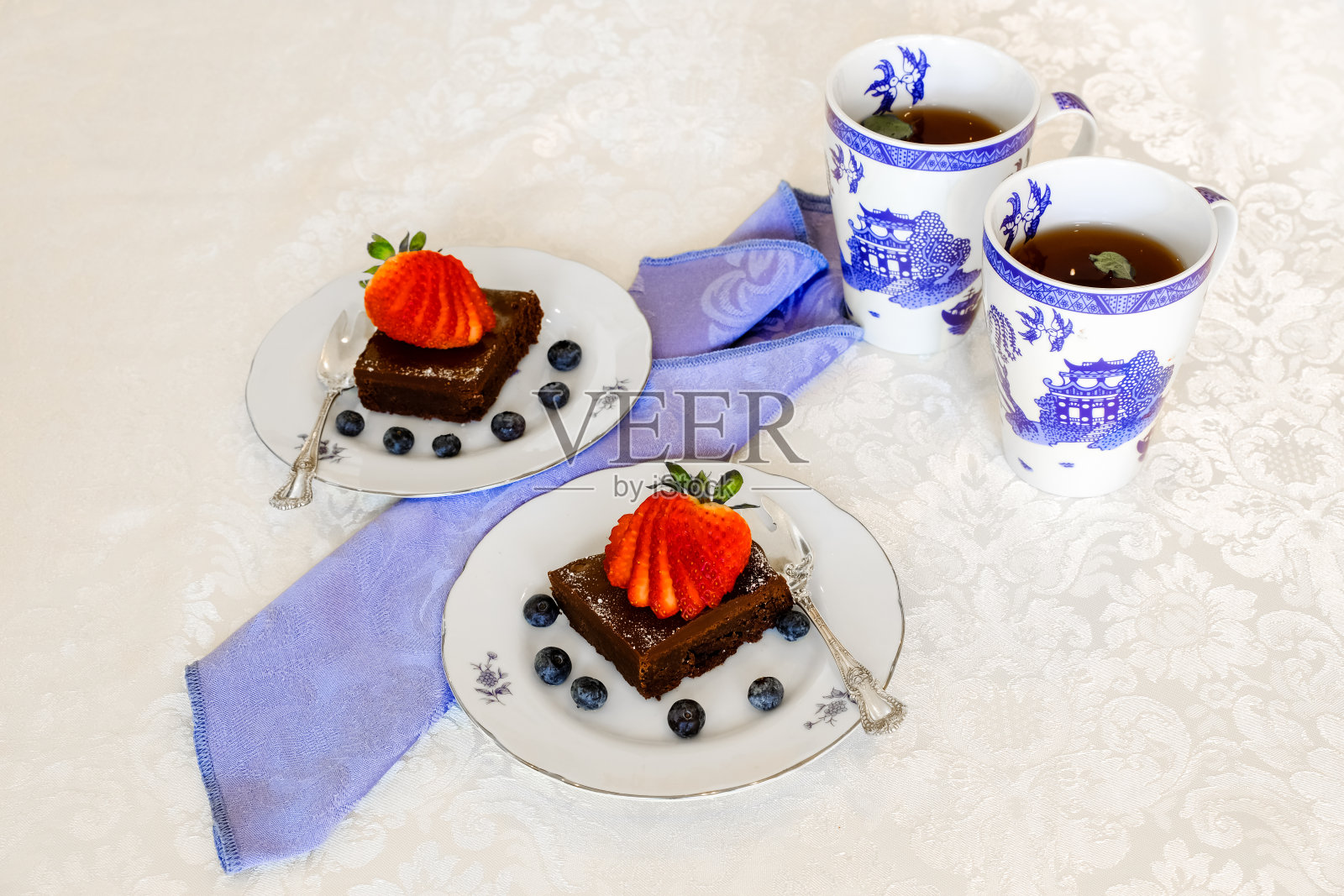 两个盘子和两杯巧克力蛋糕照片摄影图片