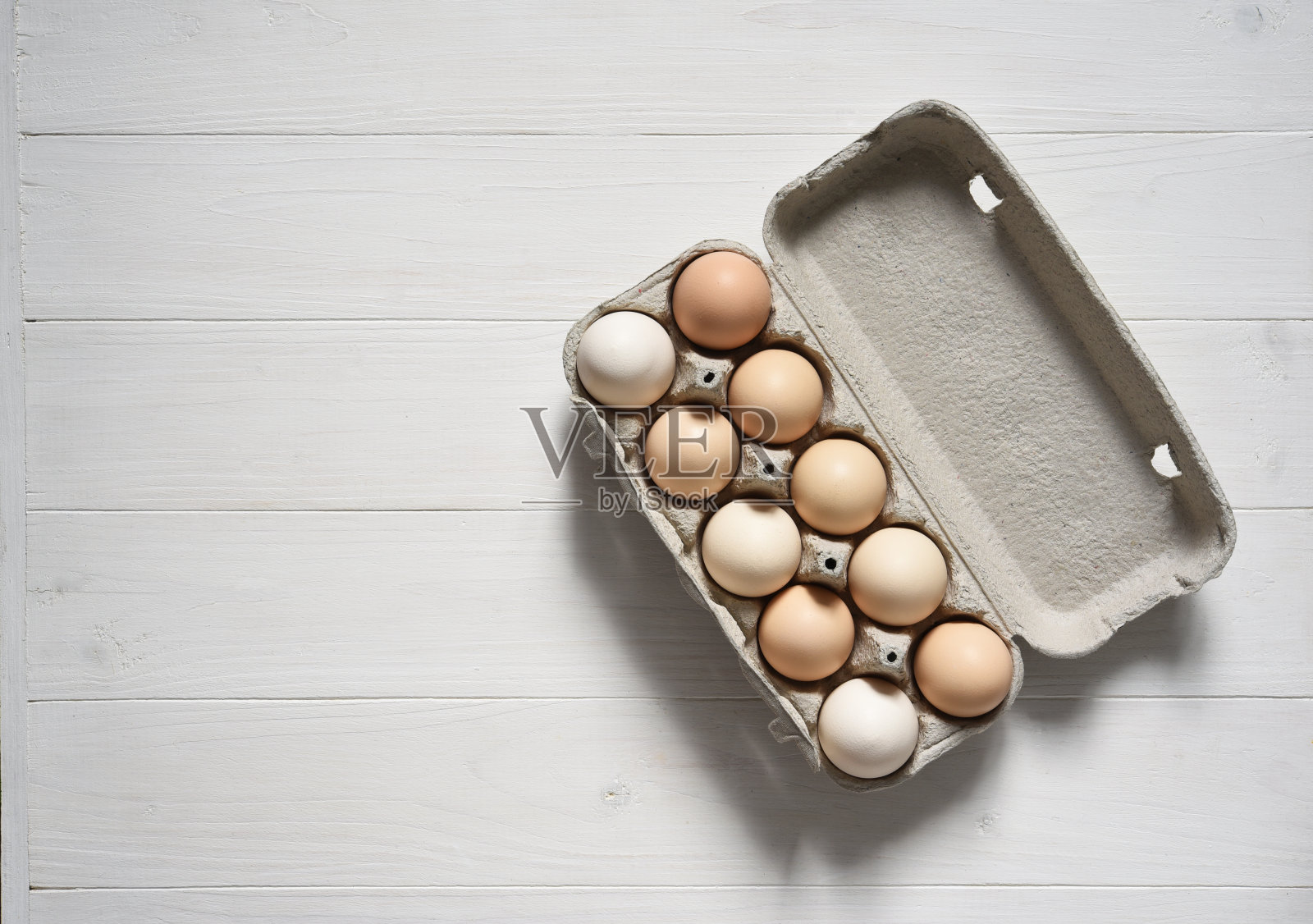 一盘鸡蛋放在白色的木制背景上照片摄影图片