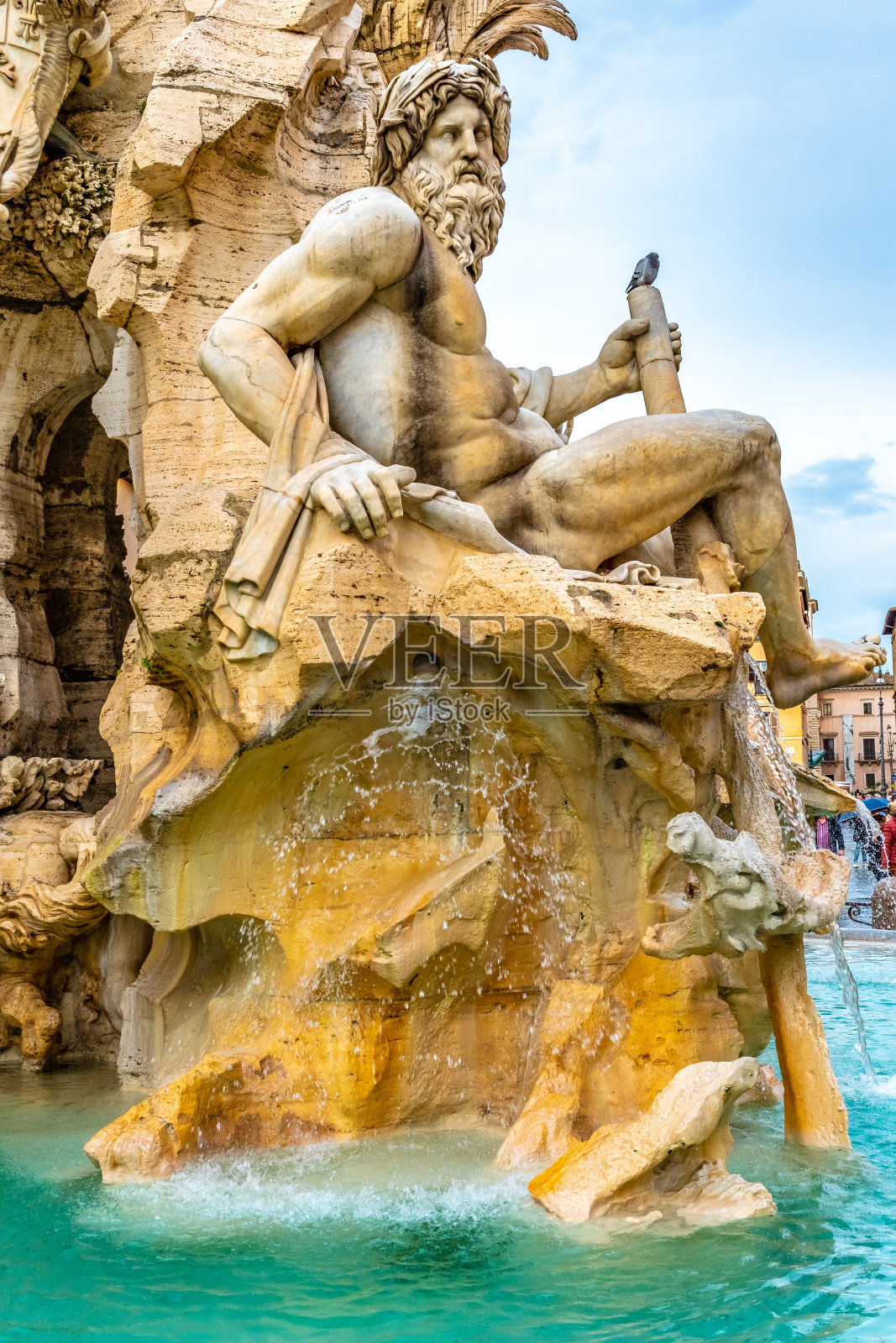 罗马,意大利。代表亚洲的恒河神，在纳沃纳广场的四河喷泉(Fontana dei Quattro Fiumi)。照片摄影图片