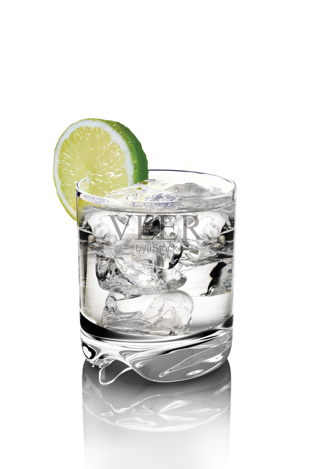 冰鸡尾酒与柠檬片透明玻璃隔离在白色背景照片摄影图片