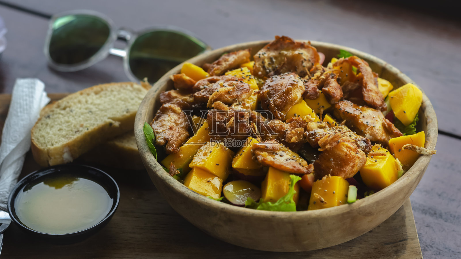 蔬菜沙拉ââ鸡肉和芒果。健康的生活方式照片摄影图片