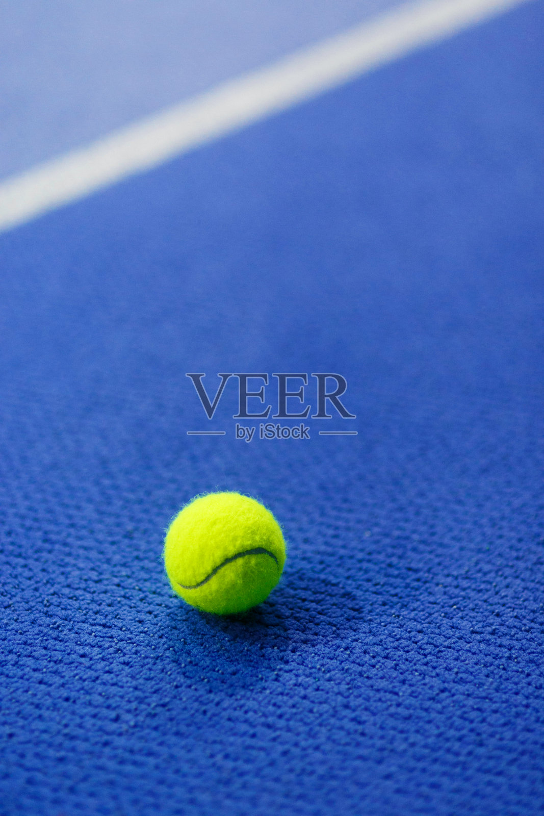 蓝色室内地毯上的网球照片摄影图片