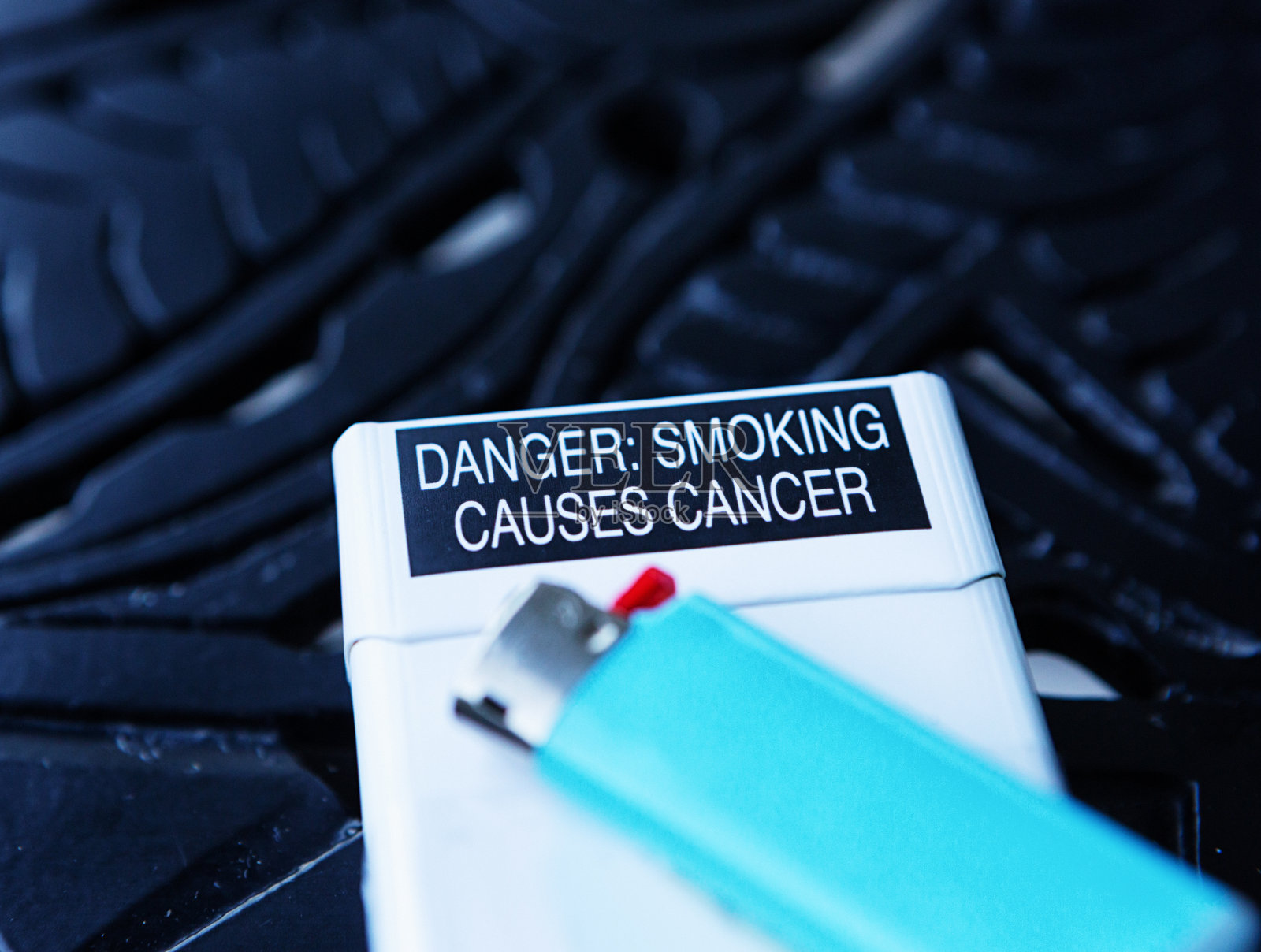 癌症健康警告包装香烟，与打火机照片摄影图片