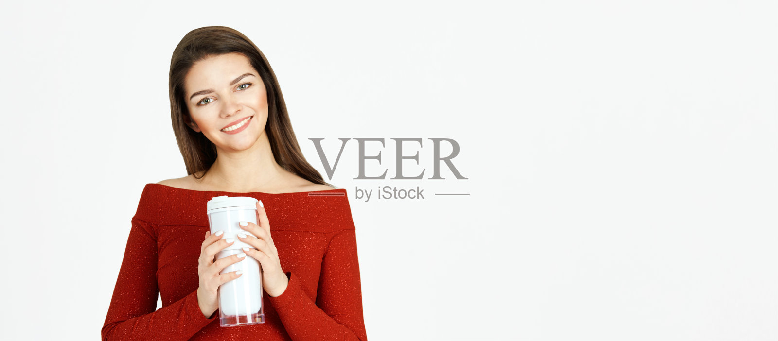 Beautiful girl with coffee tumbler. Takeaway drink cup. Student female hold reusable tea bottle. People shop latte照片摄影图片