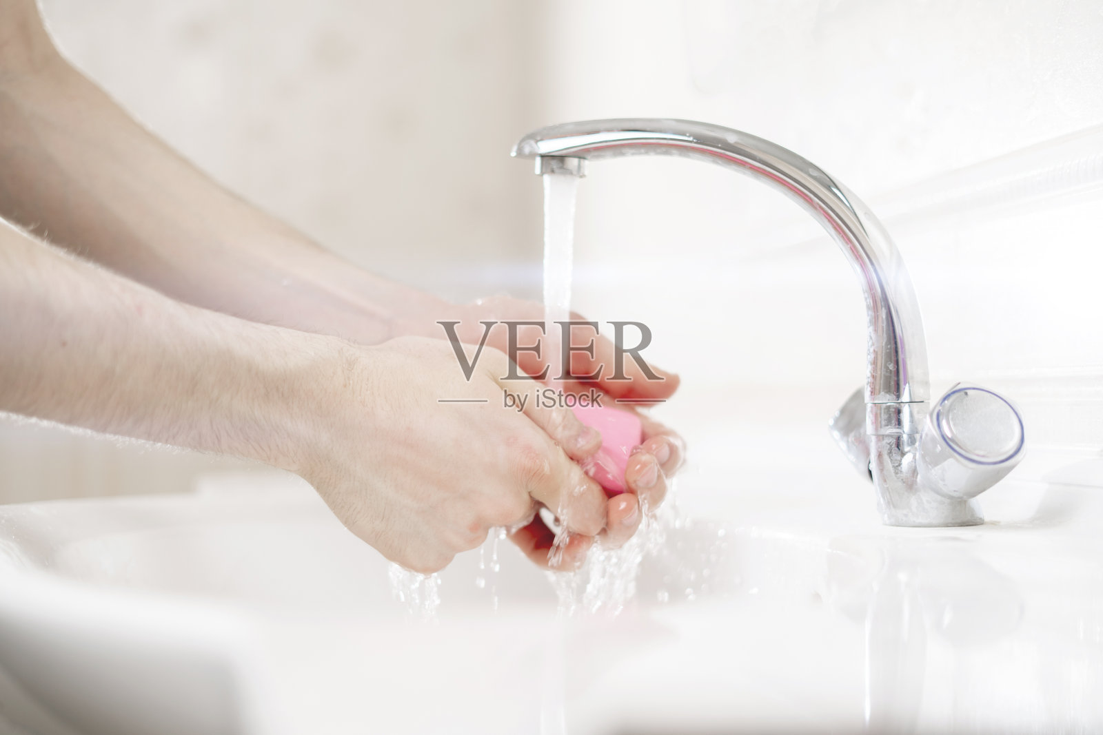 一个个人卫生规则，人用肥皂砖块和洗脏手，保护冠状病毒照片摄影图片