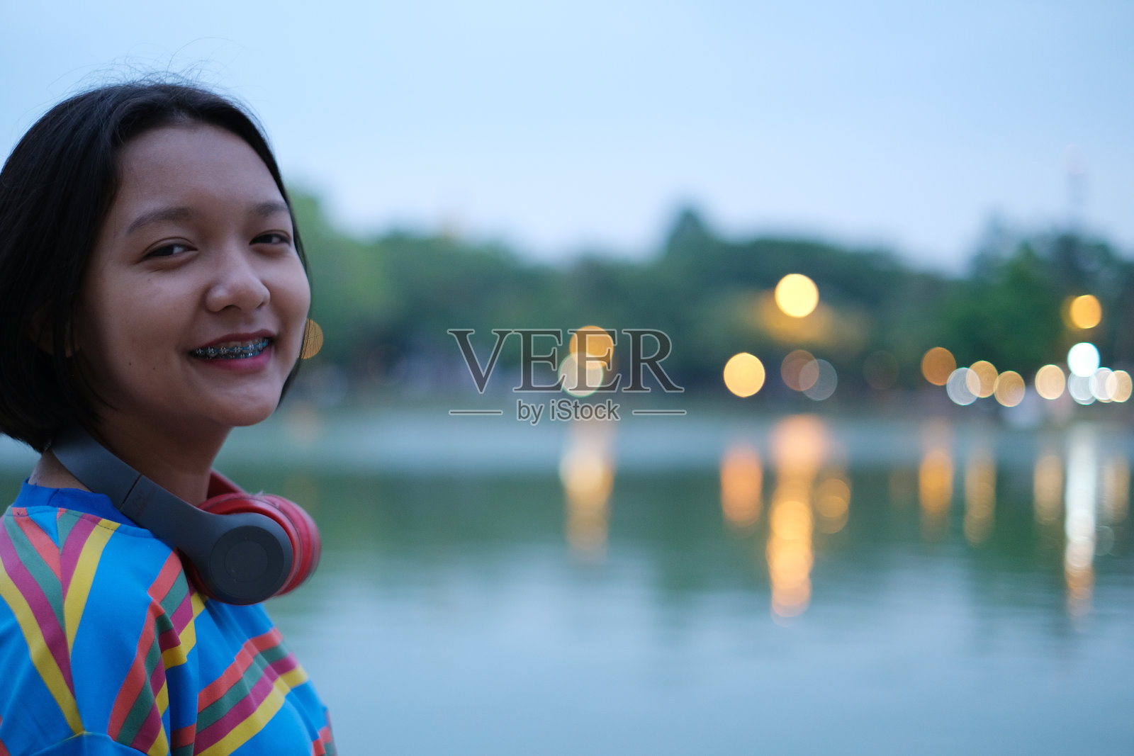 描绘年轻女孩和散景在河边，国王和泰国。照片摄影图片