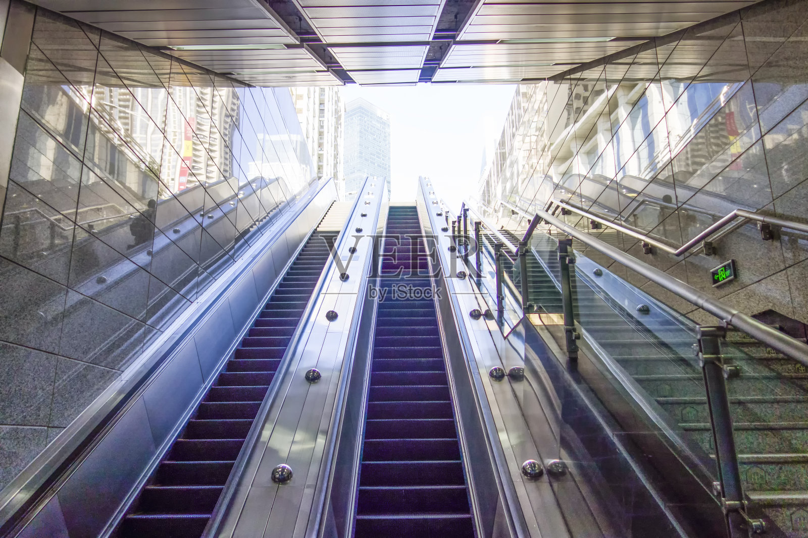 中国广州地铁站进出口自动扶梯照片摄影图片