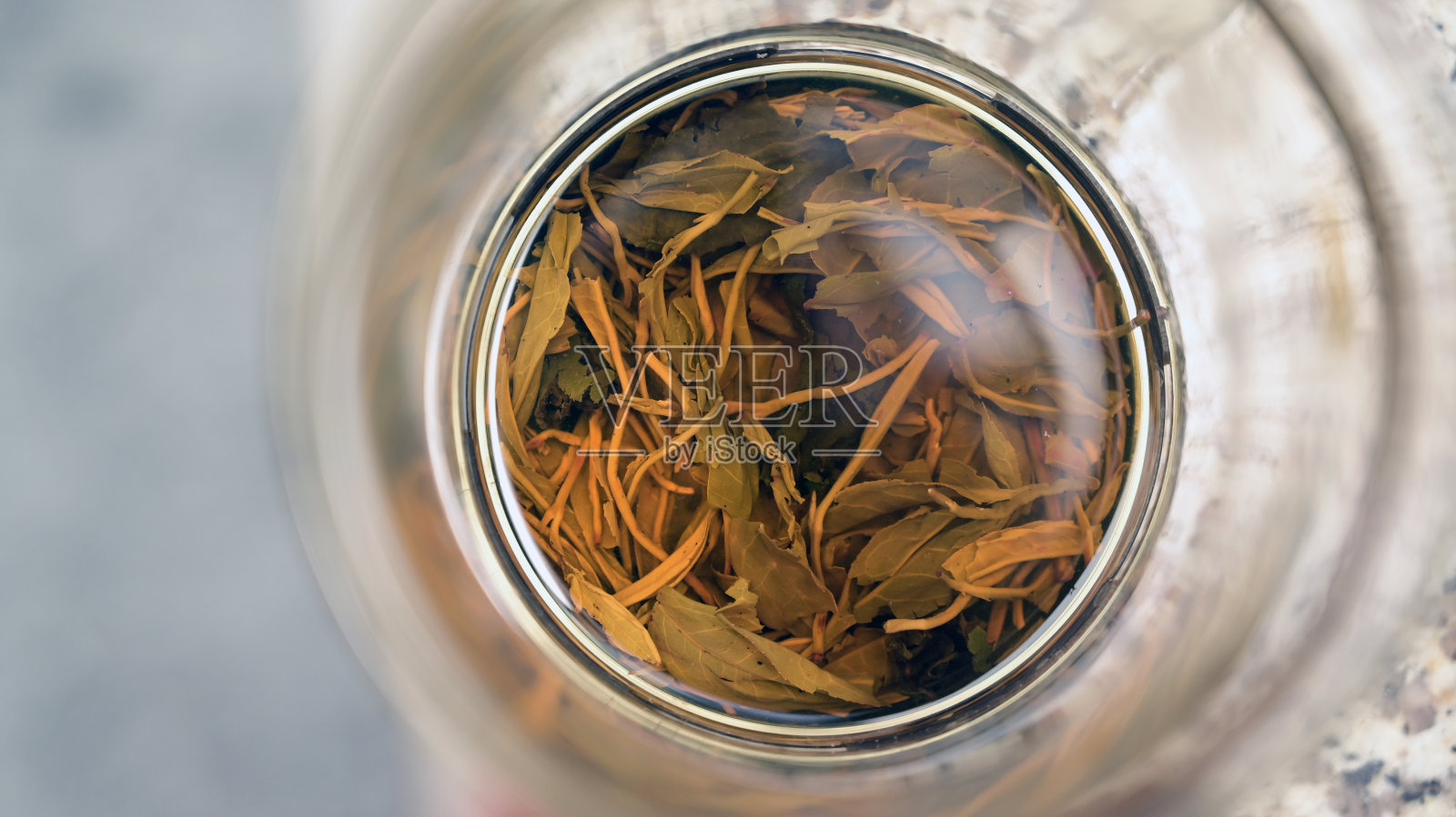 法式压滤机内的绿茶。照片摄影图片