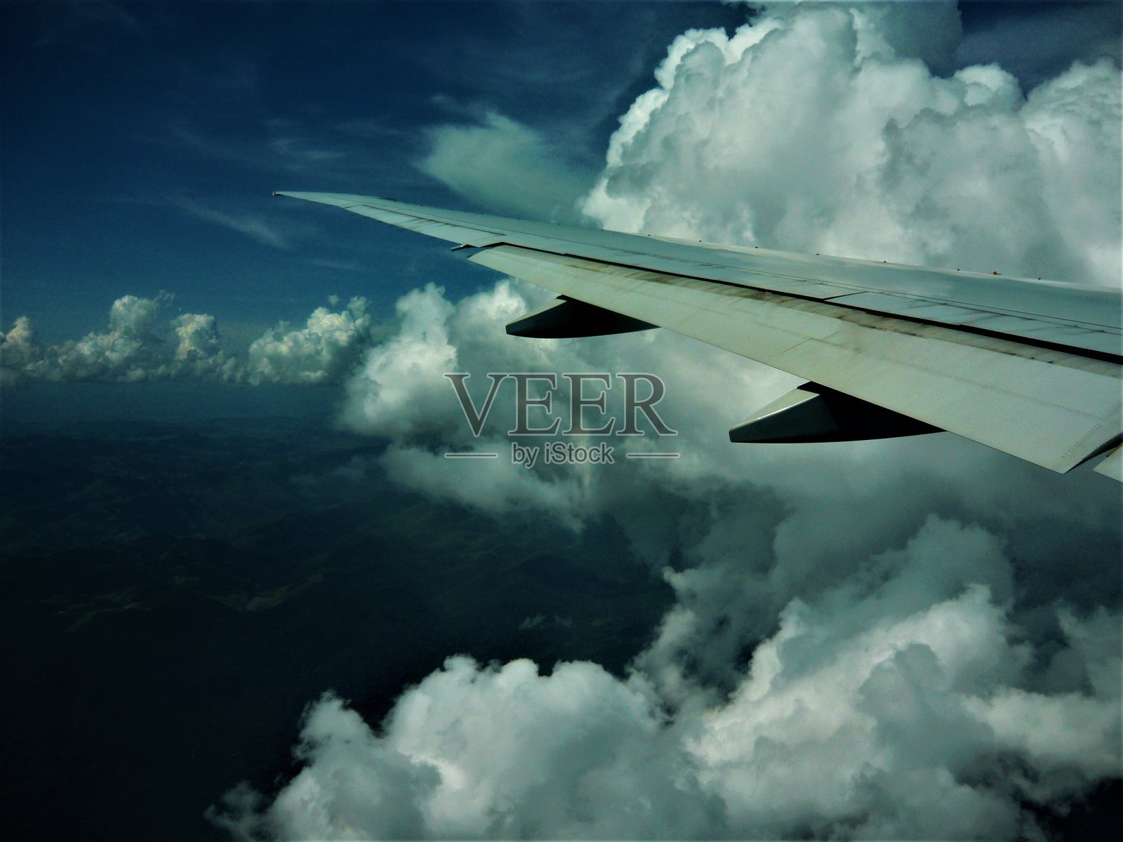 旅行中，日出时从飞机窗口望向机翼。照片摄影图片