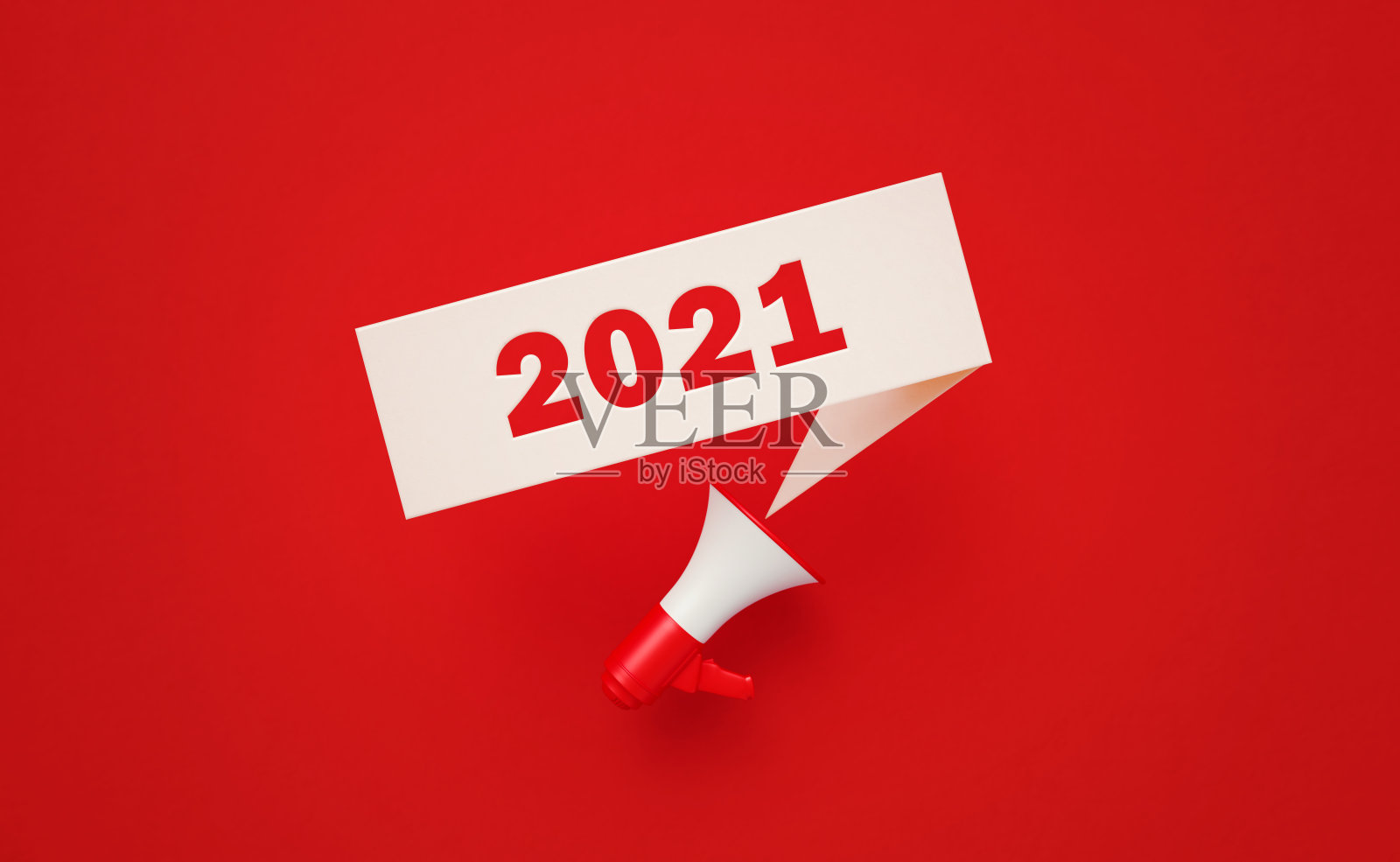 2021写白色聊天泡泡和红色扩音器在红色背景照片摄影图片