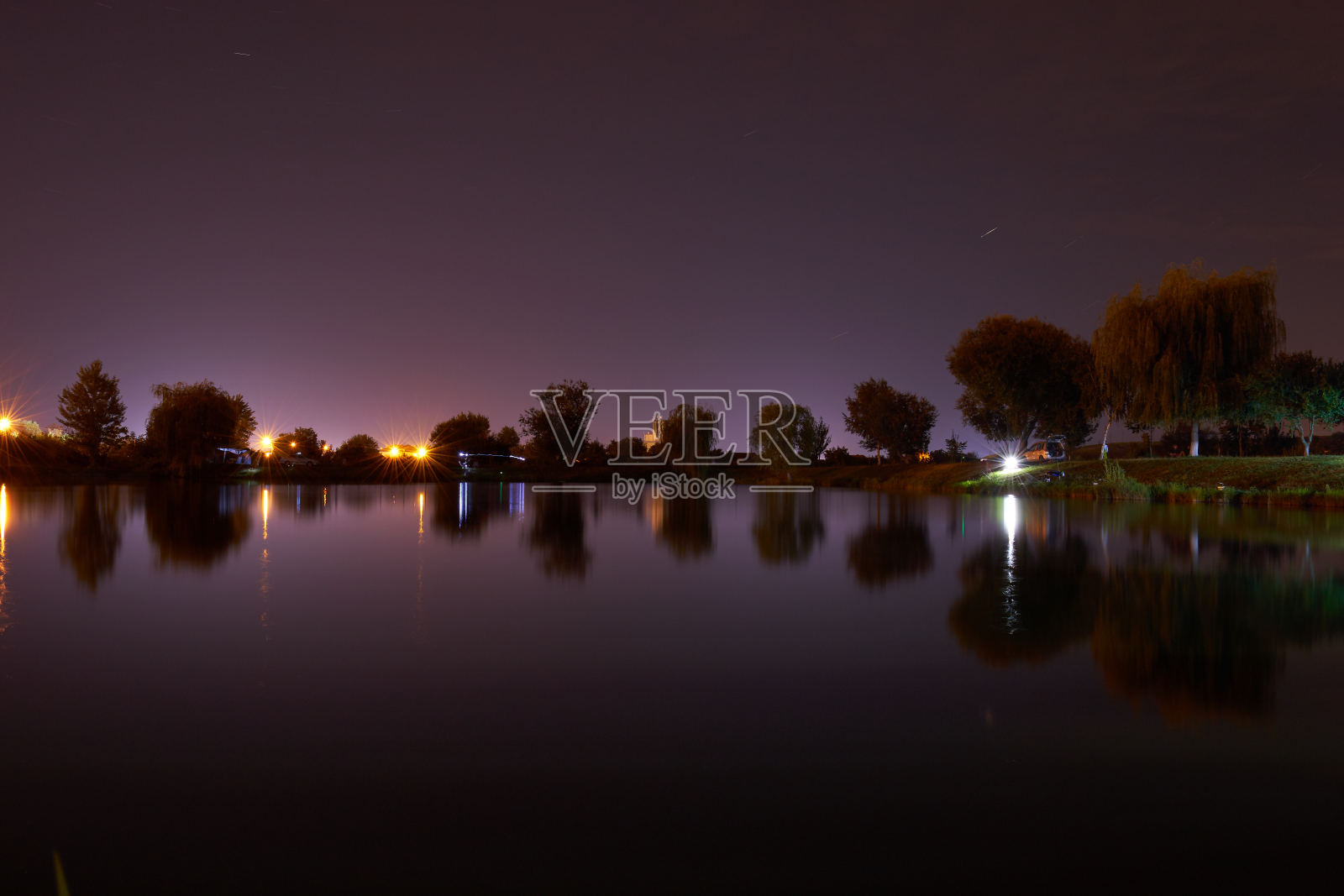 夜景摄影与湖泊和树木照片摄影图片