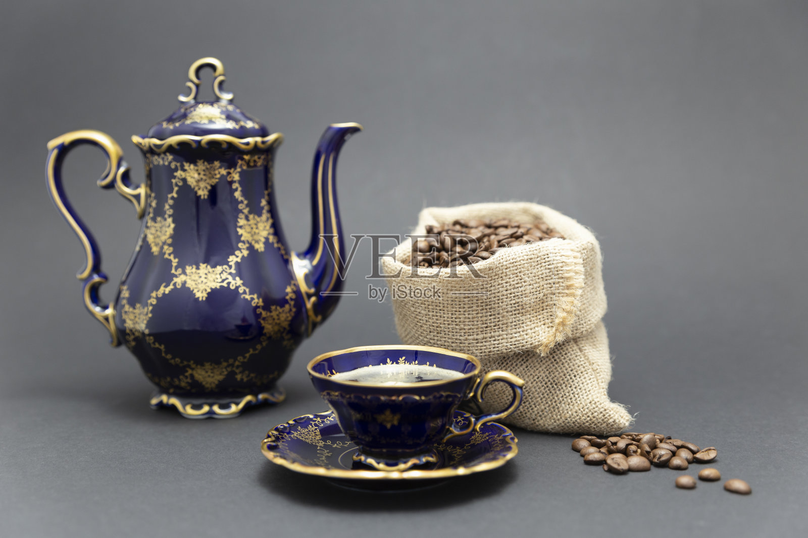 咖啡时光的静物与美丽的钴蓝色古董瓷套照片摄影图片