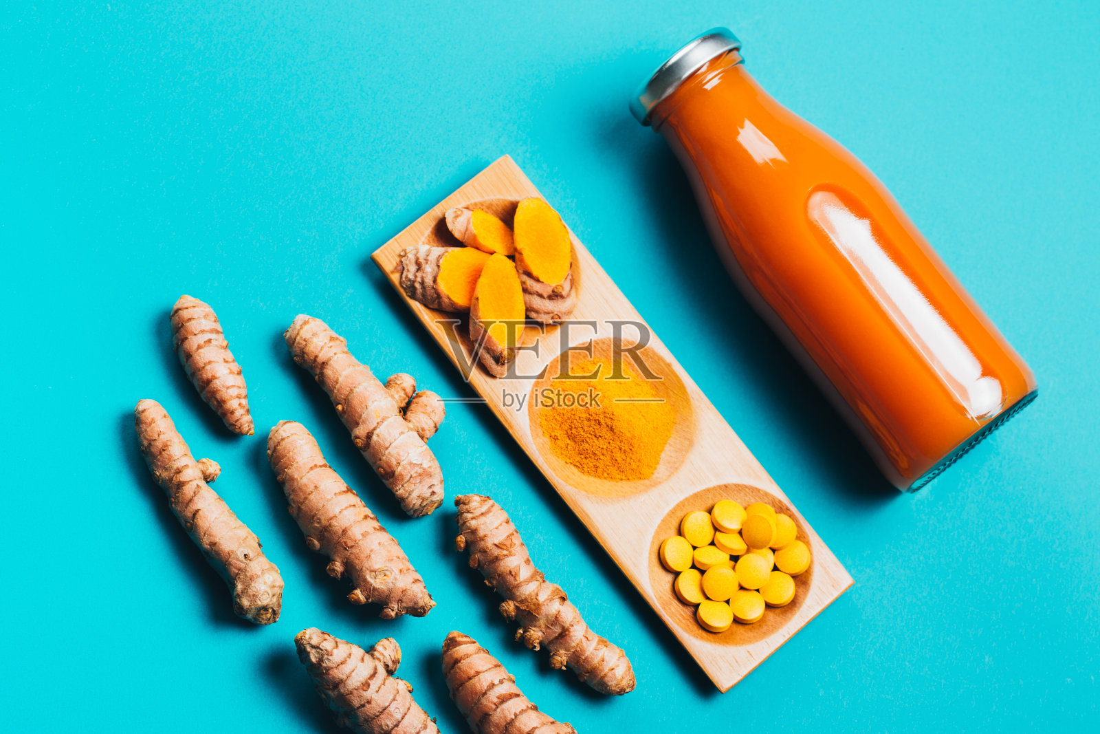 不同条件下的姜黄:鲜、干根、丸剂、粉剂和切块植物。照片摄影图片