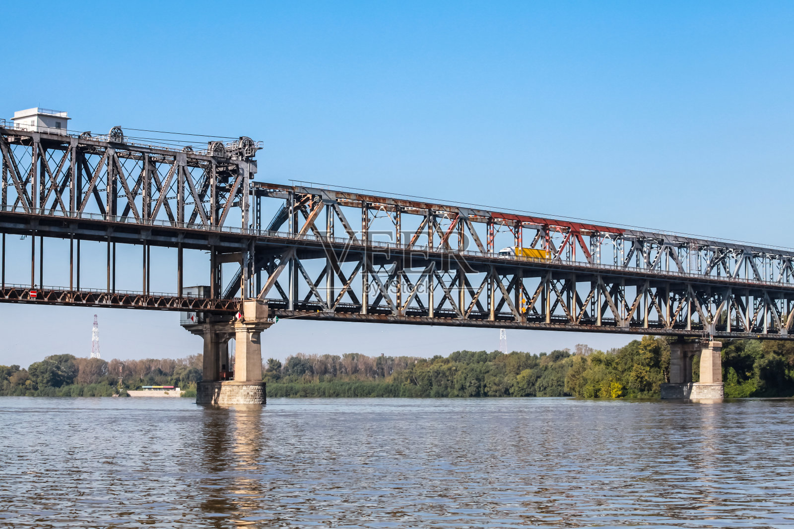 多瑙河大桥。多瑙河上的桁架桥照片摄影图片