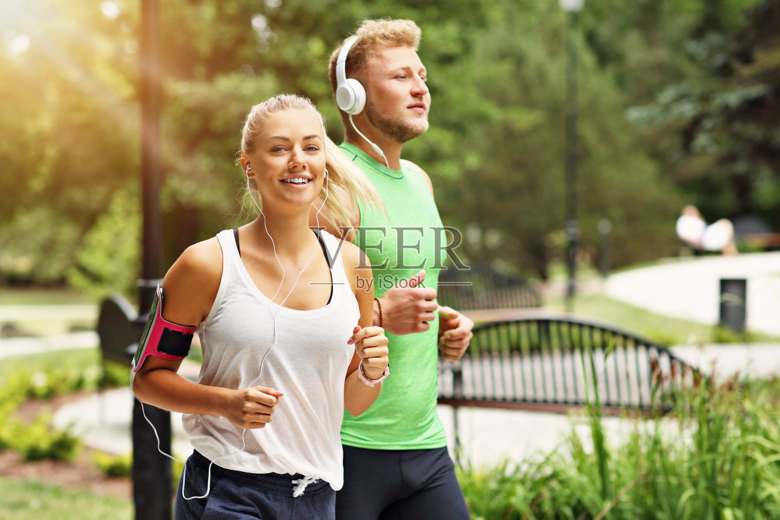 一对年轻夫妇在公园里慢跑照片摄影图片