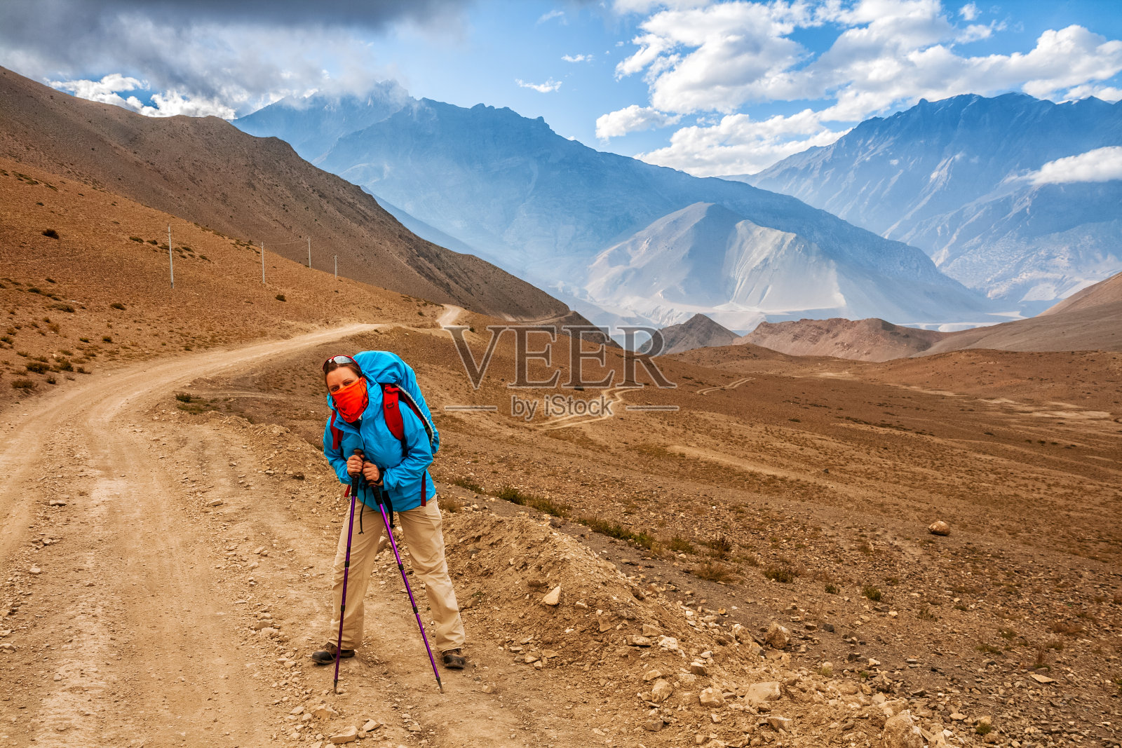 在喜马拉雅山徒步旅行照片摄影图片