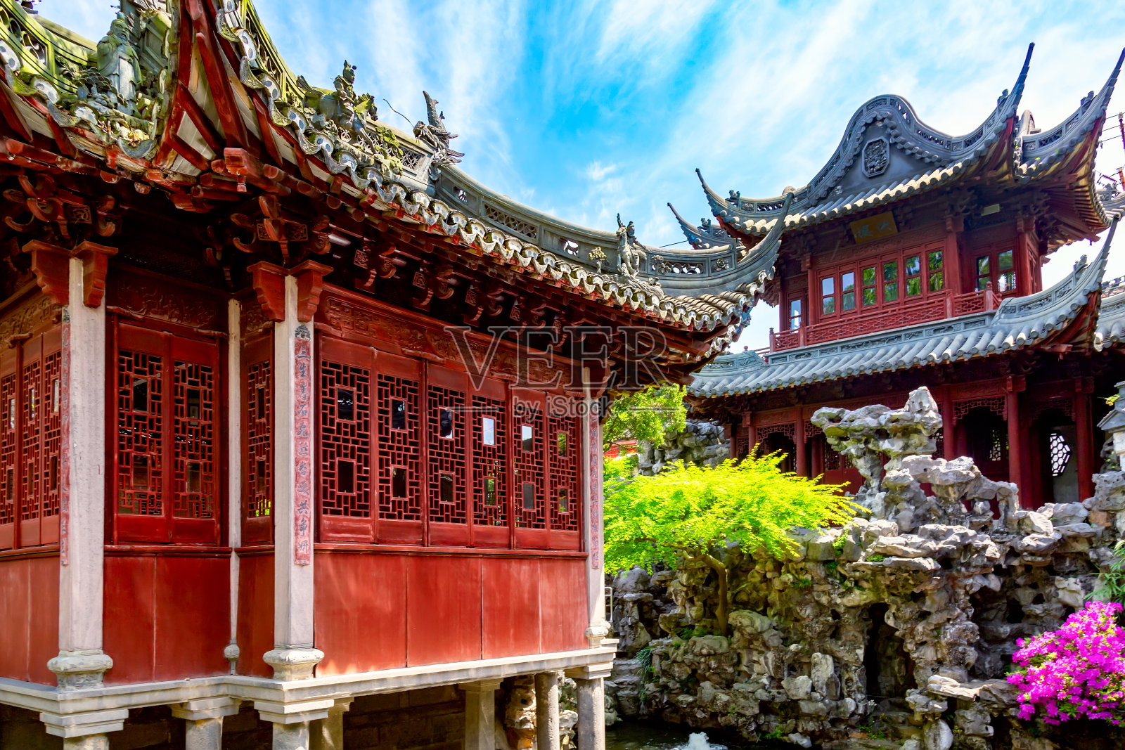 中国上海夏日阳光明媚的历史豫园建筑细节照片摄影图片