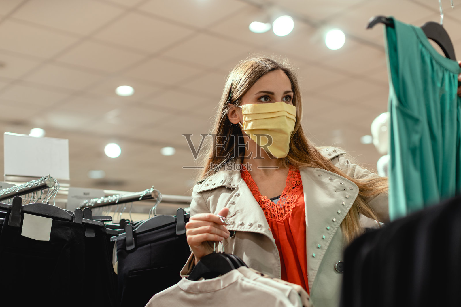 在时装店购物的女人戴着口罩照片摄影图片