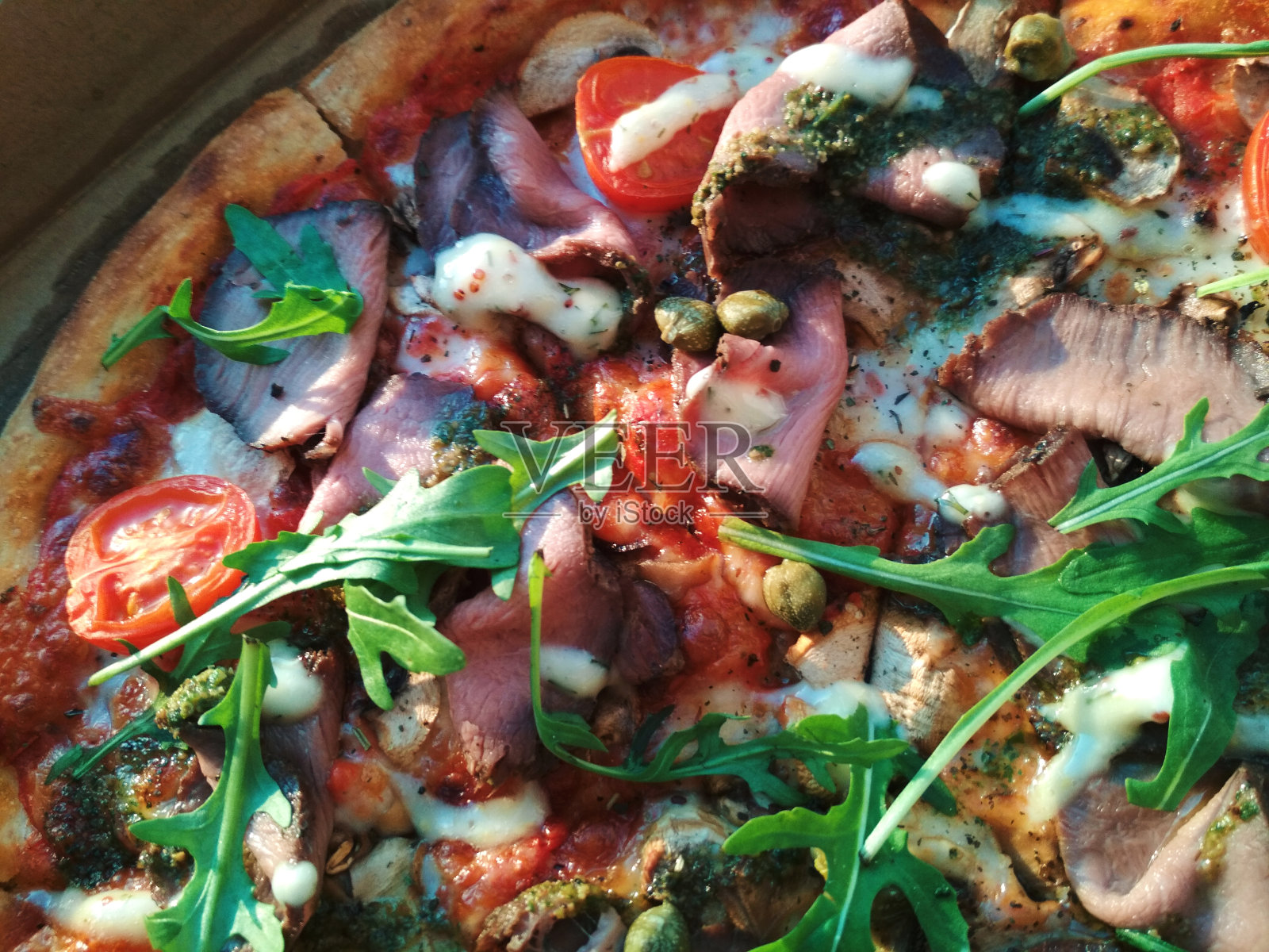 比萨美味的意大利快餐西红柿火腿芝麻菜奶酪蘑菇微距照片照片摄影图片