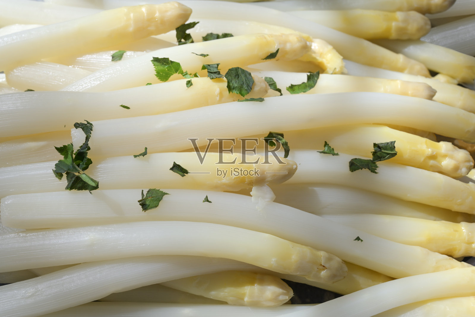 煮熟的白芦笋配以香草作背景照片摄影图片