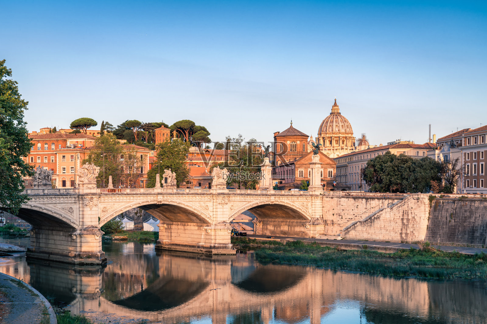 日落时分的罗马城，台伯河和圣彼得大教堂，意大利照片摄影图片