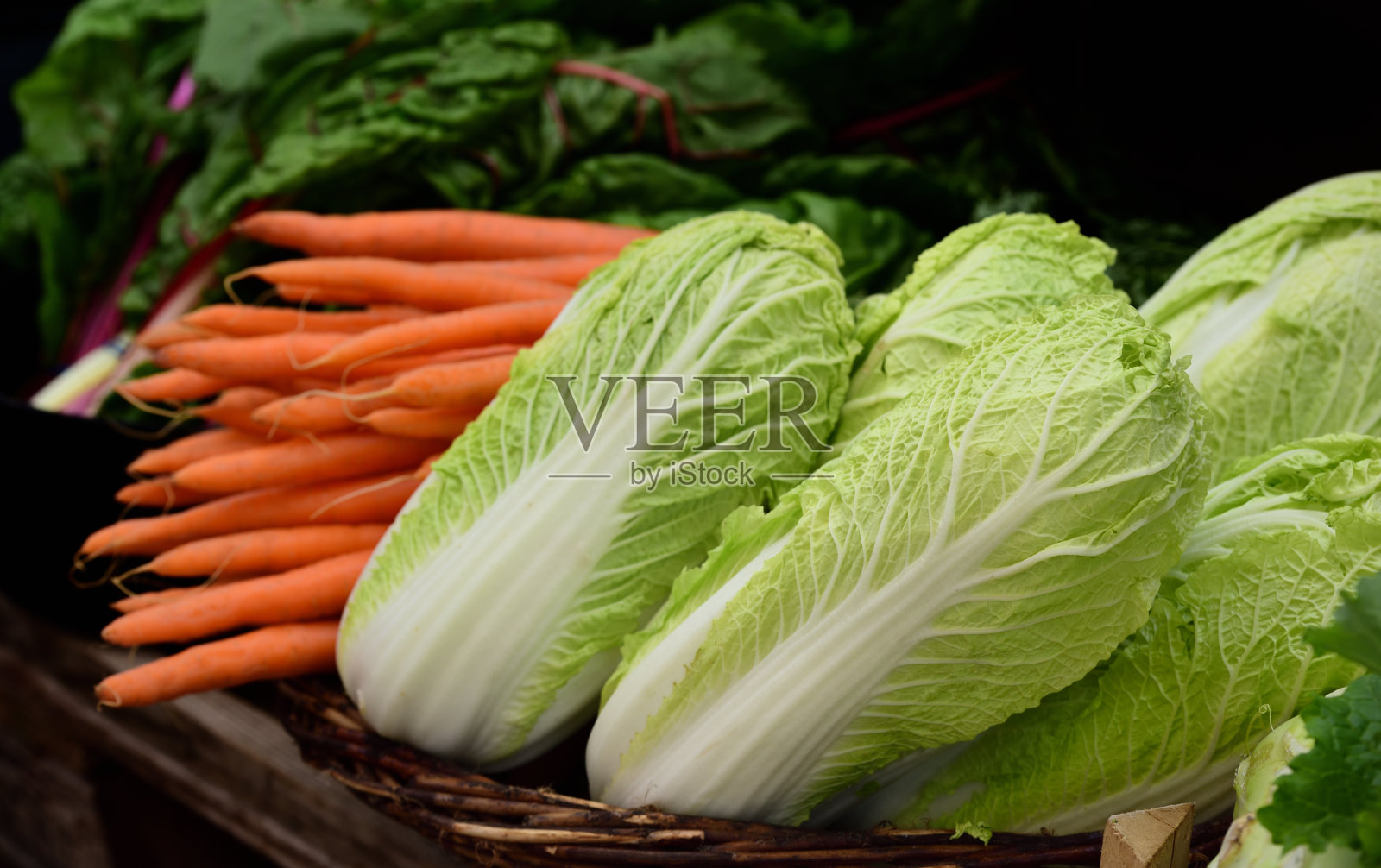 蔬菜市场上陈列着各种各样的蔬菜，如大白菜和胡萝卜照片摄影图片
