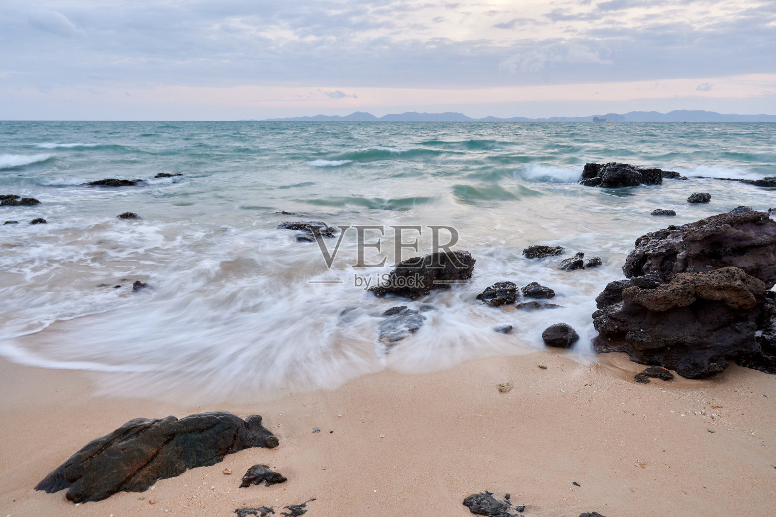 波浪海边岩石照片摄影图片