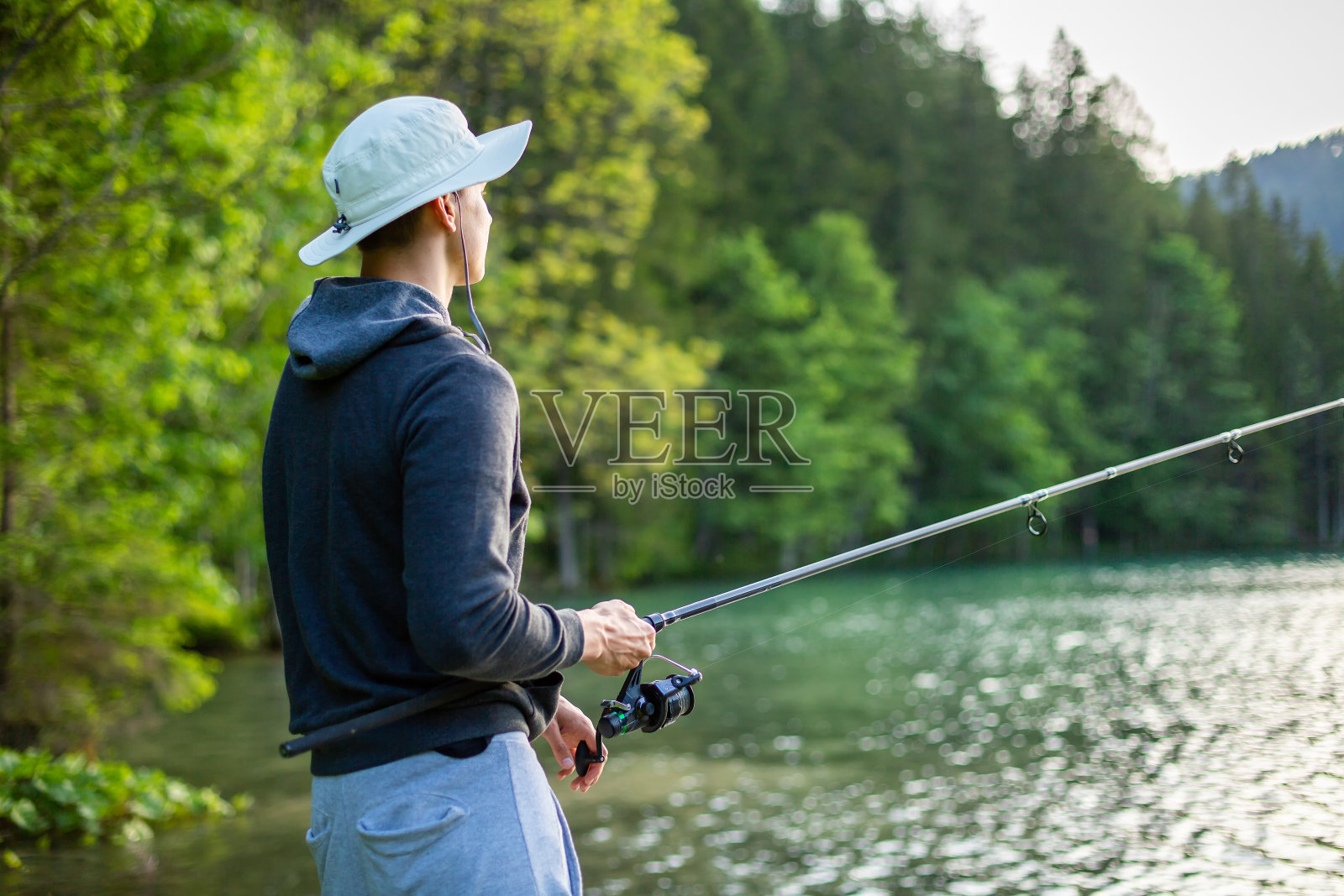 人在湖上钓鱼照片摄影图片