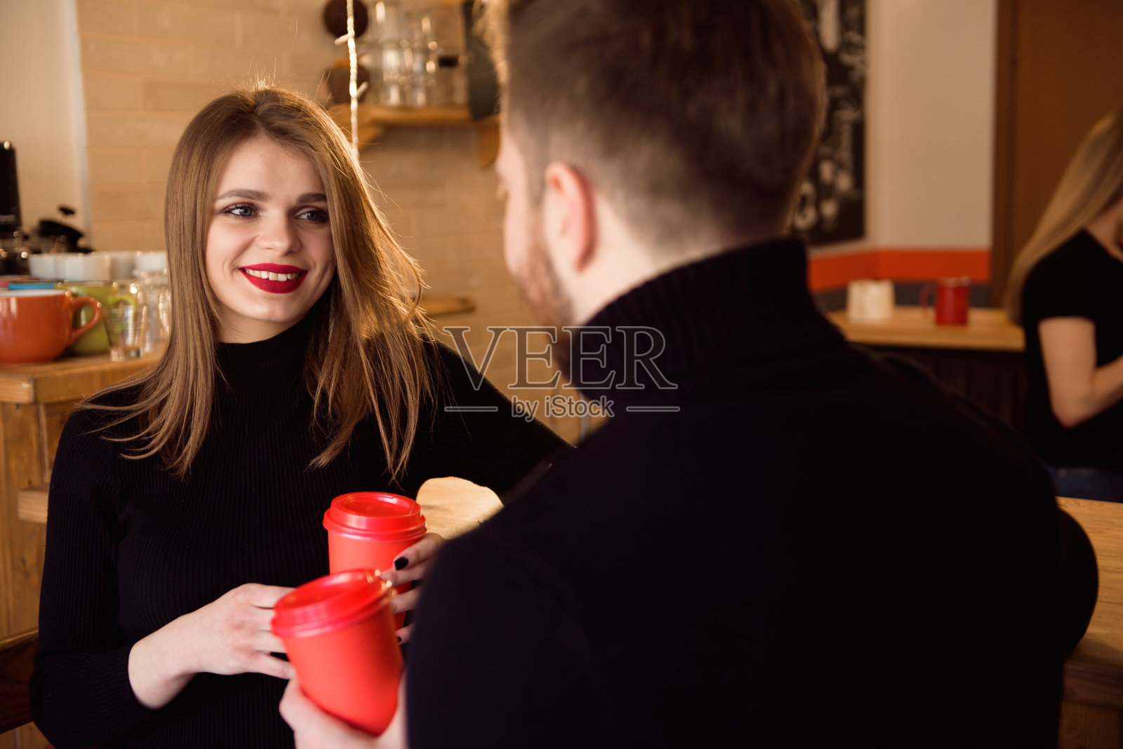 年轻迷人的夫妇在咖啡店约会。照片摄影图片