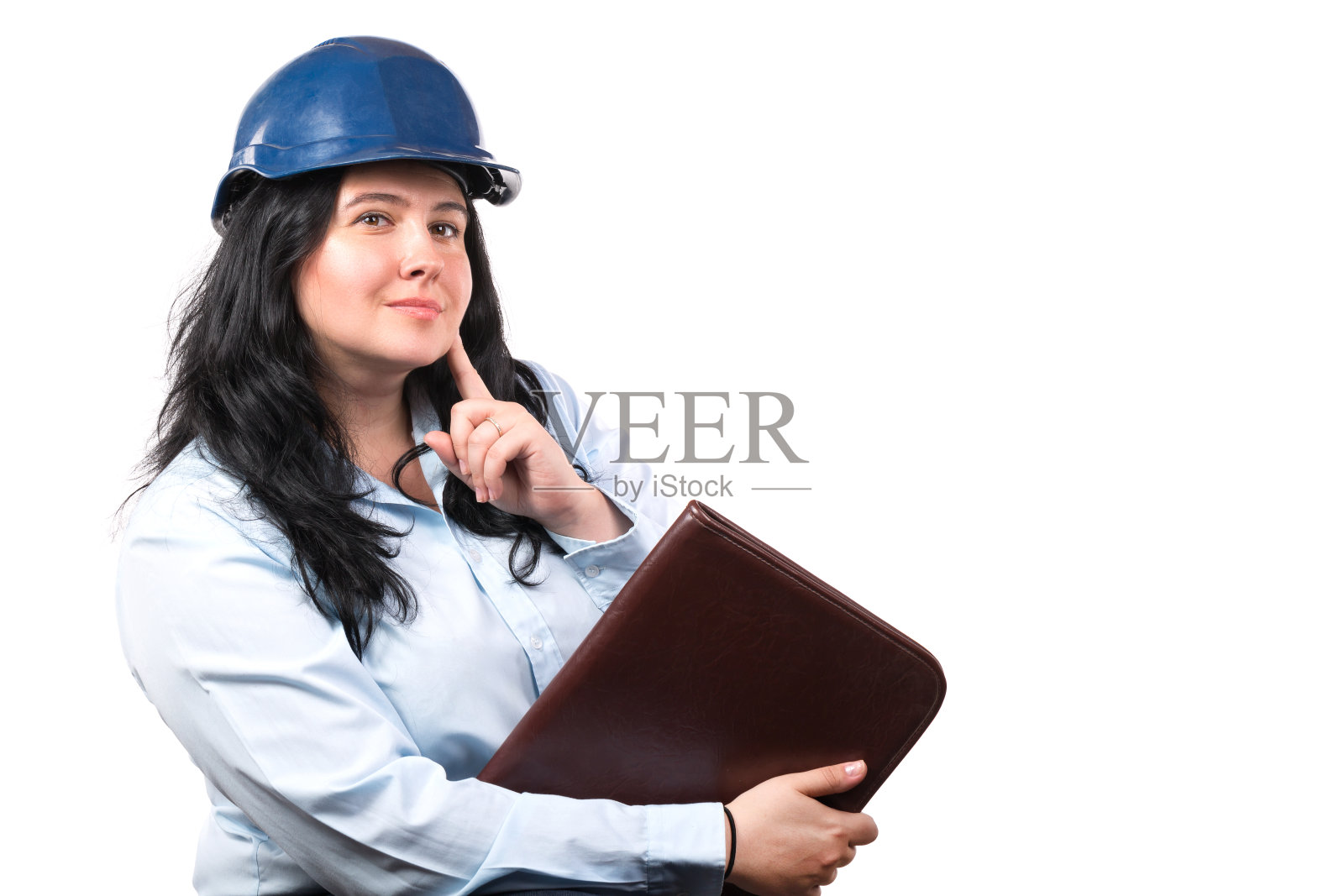 年轻迷人的深褐色女性工程师或建筑师与蓝色安全帽和文件文件夹孤立在白色背景照片摄影图片