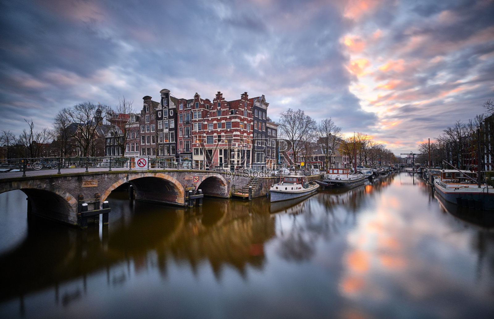 黄昏时分阿姆斯特丹的街角照片摄影图片