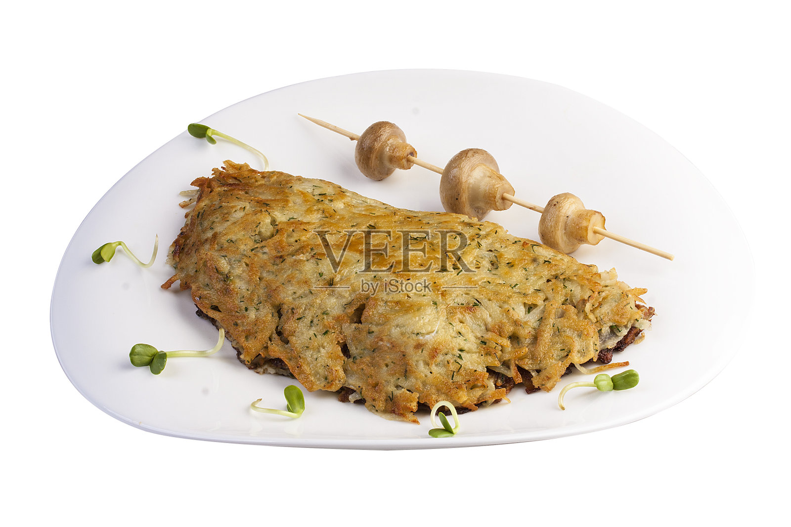 土豆煎饼配小牛肉肝和蘑菇。波兰的传统菜。在白色背景照片摄影图片