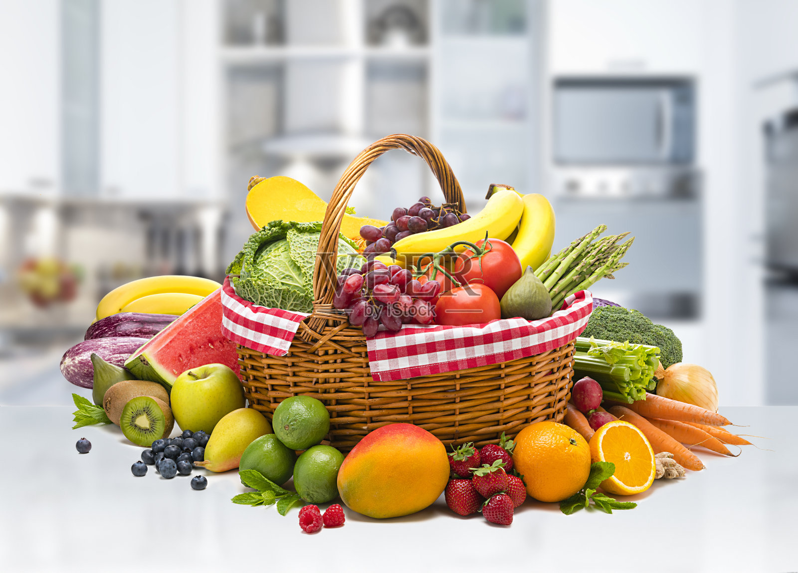 现代厨房柜台上的篮子里装着水果和蔬菜照片摄影图片