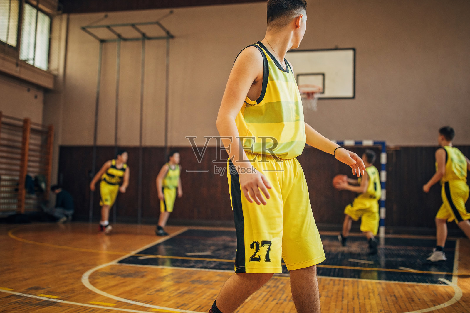 一群年轻的男孩篮球运动员正在进行一场比赛照片摄影图片