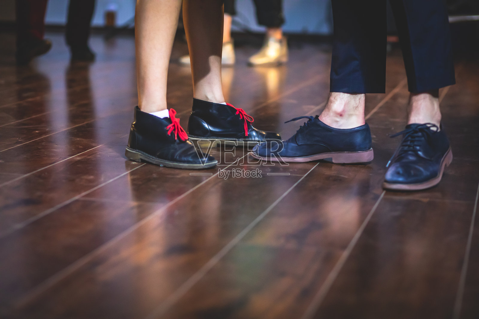 舞鞋的年轻夫妇跳舞复古爵士摇摆舞舞厅俱乐部的木地板，近距离观看鞋，女性和男性，舞蹈课照片摄影图片