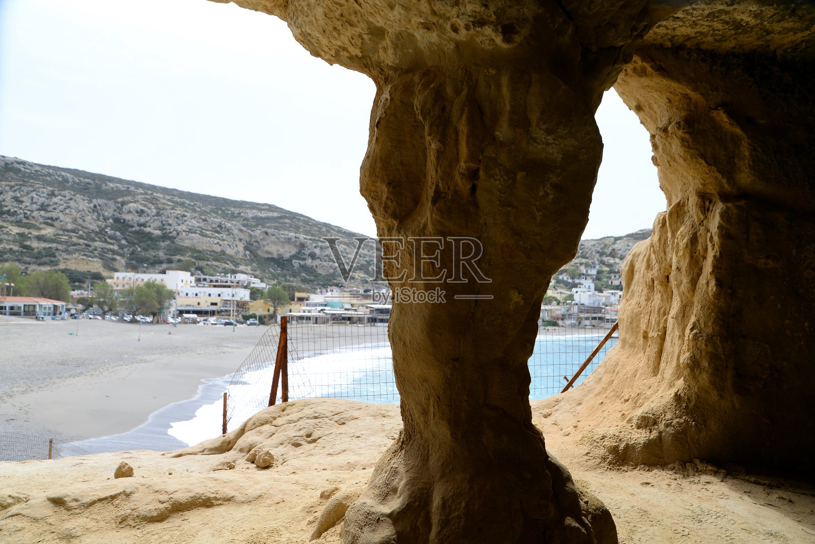 克里特岛马塔拉附近的洞穴照片摄影图片