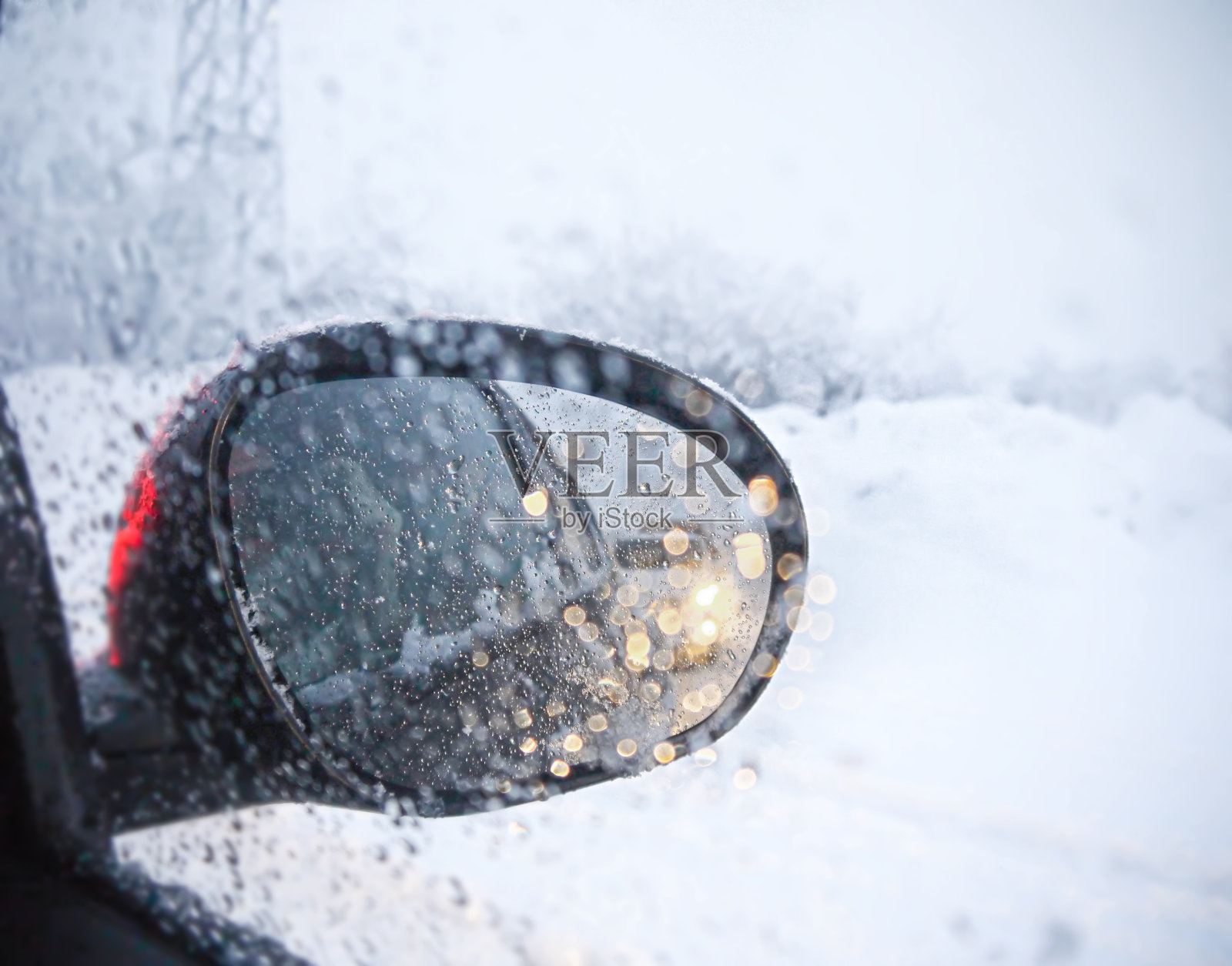 在下雪的天气，汽车的一面镜子照片摄影图片