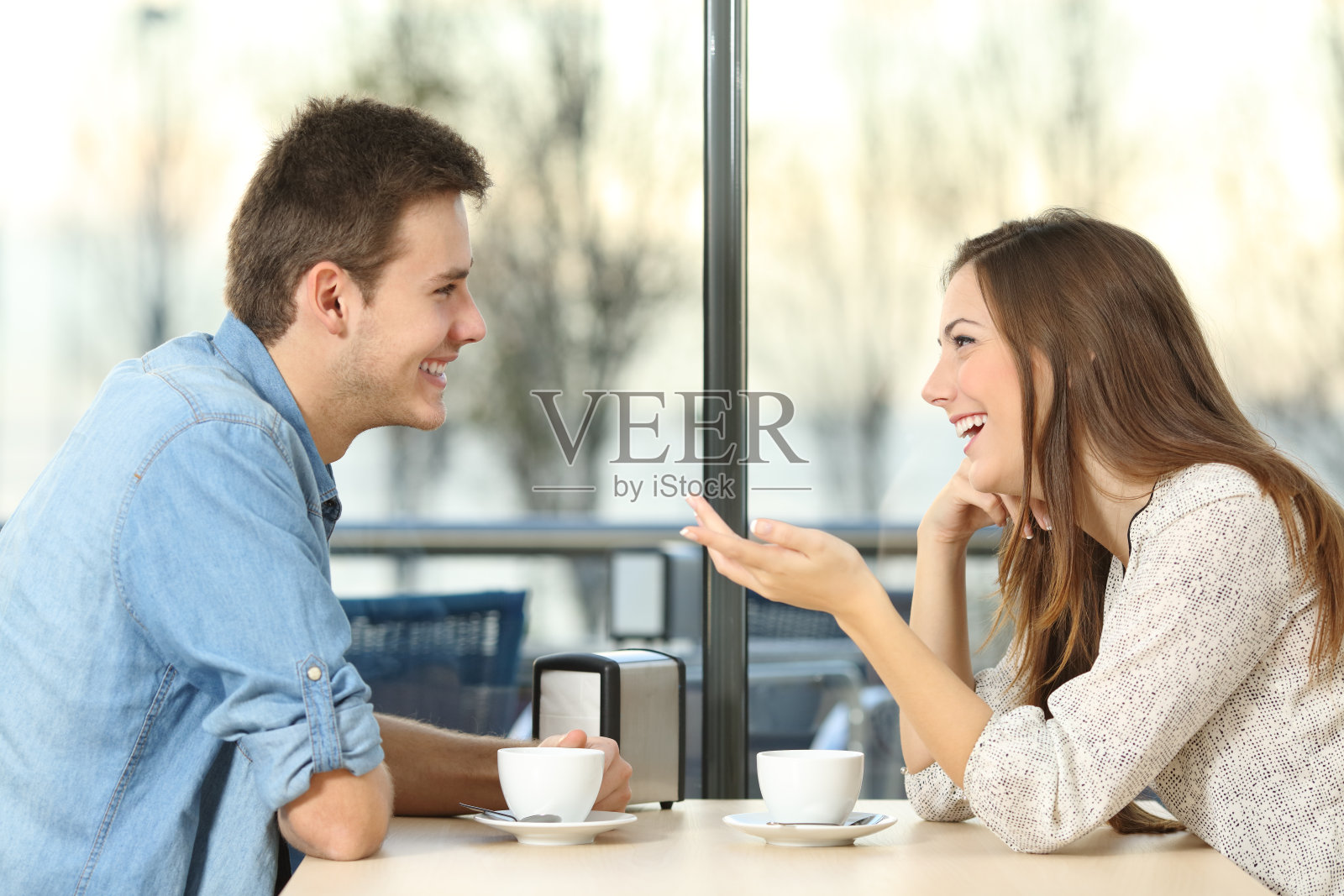 一对幸福的情侣在咖啡店聊天调情照片摄影图片