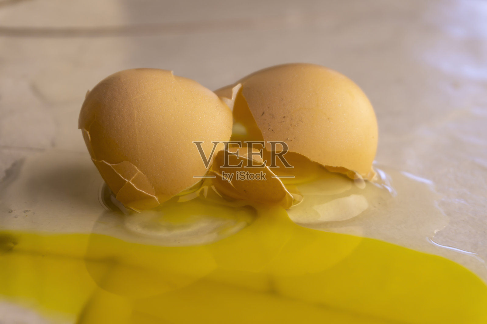 黄色的蛋黄和白色的破蛋照片摄影图片