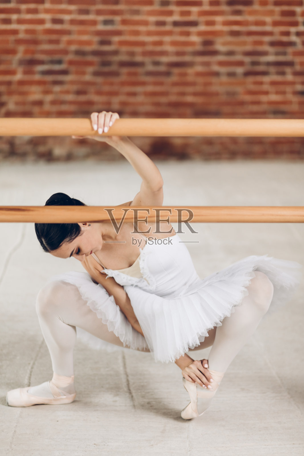 年轻的芭蕾舞演员腿有问题。疾病。照片摄影图片