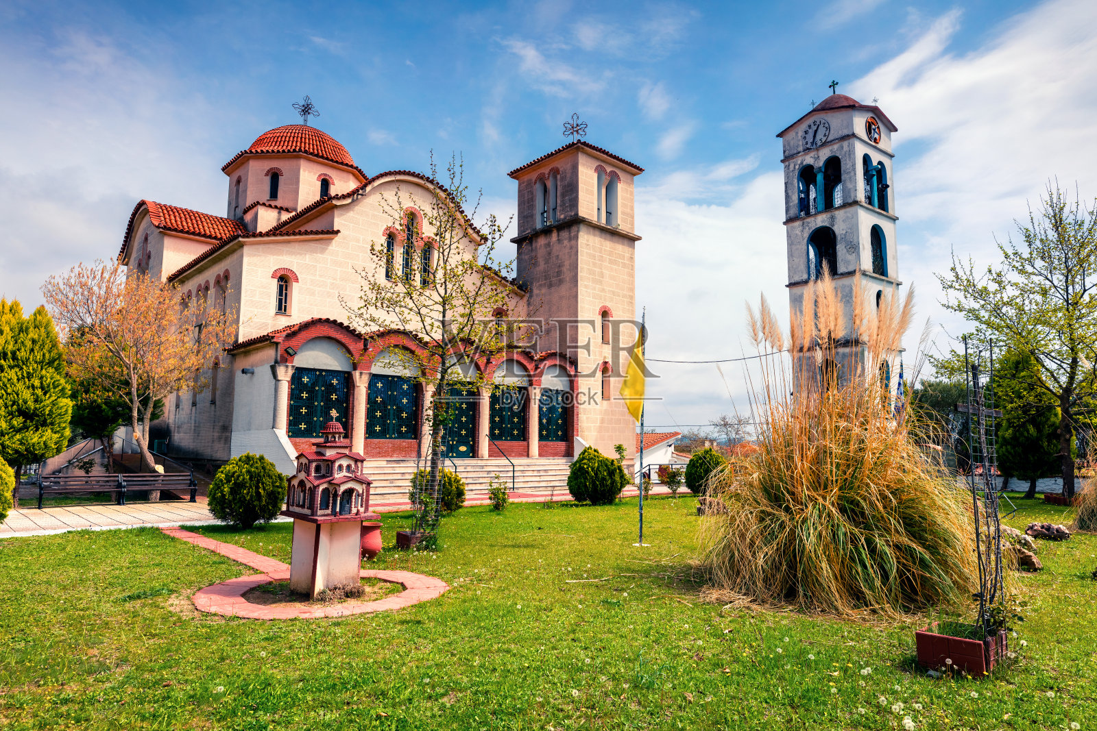 Nea Kerdilia村的小东正教教堂。希腊北部绚丽多彩的春景。卡瓦拉地区美丽的乡村景色。艺术风格后期处理照片照片摄影图片