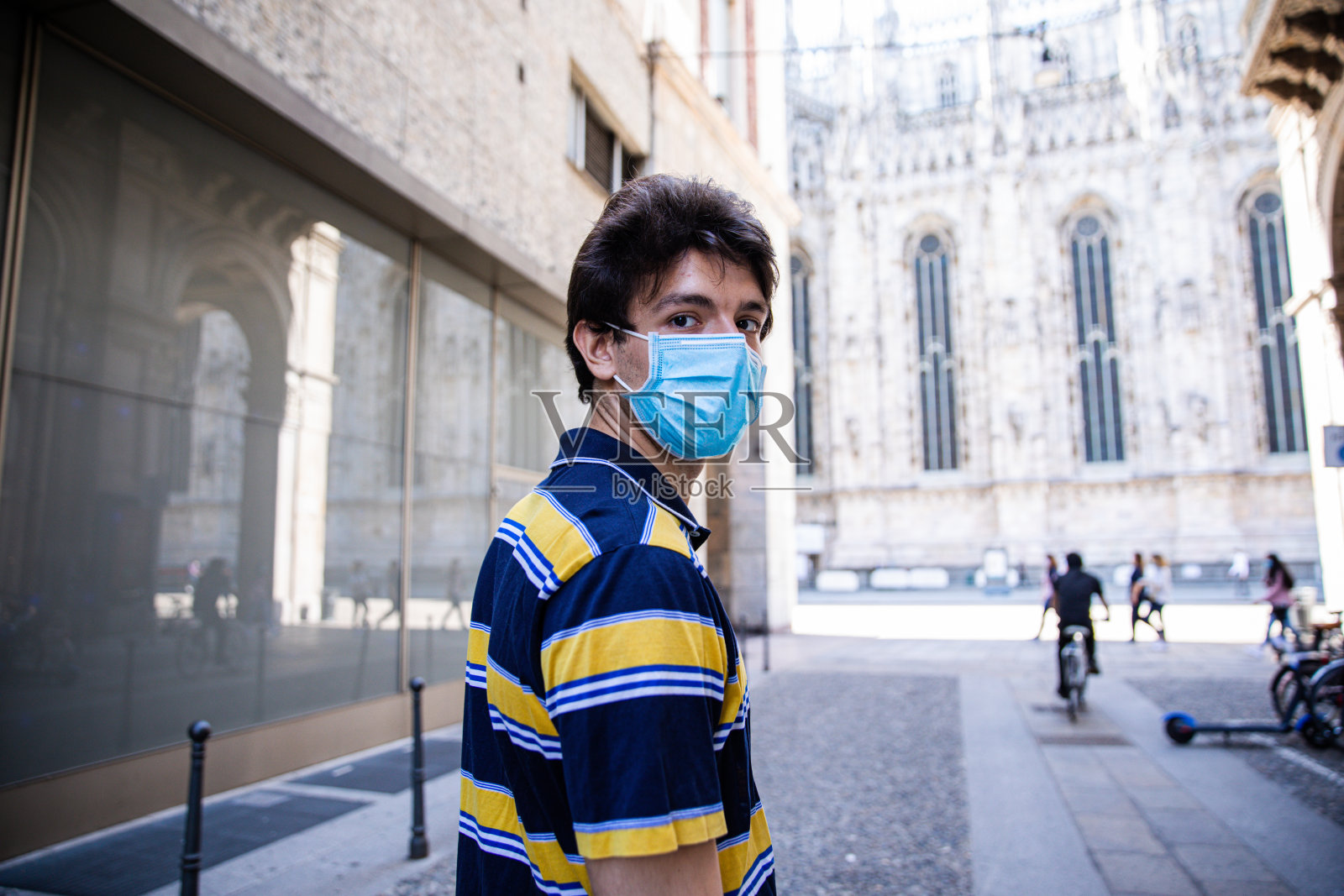 一名戴医用防护口罩的欧洲男子在意大利米兰照片摄影图片
