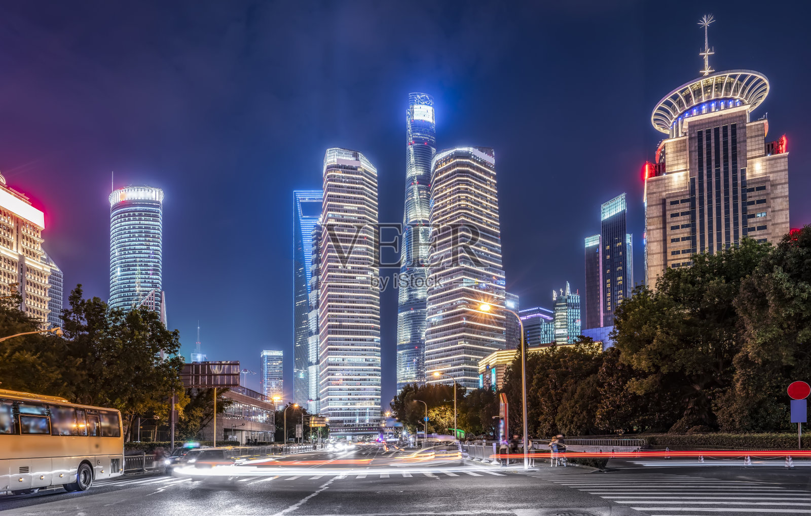 上海金融中心及街道照明照片摄影图片