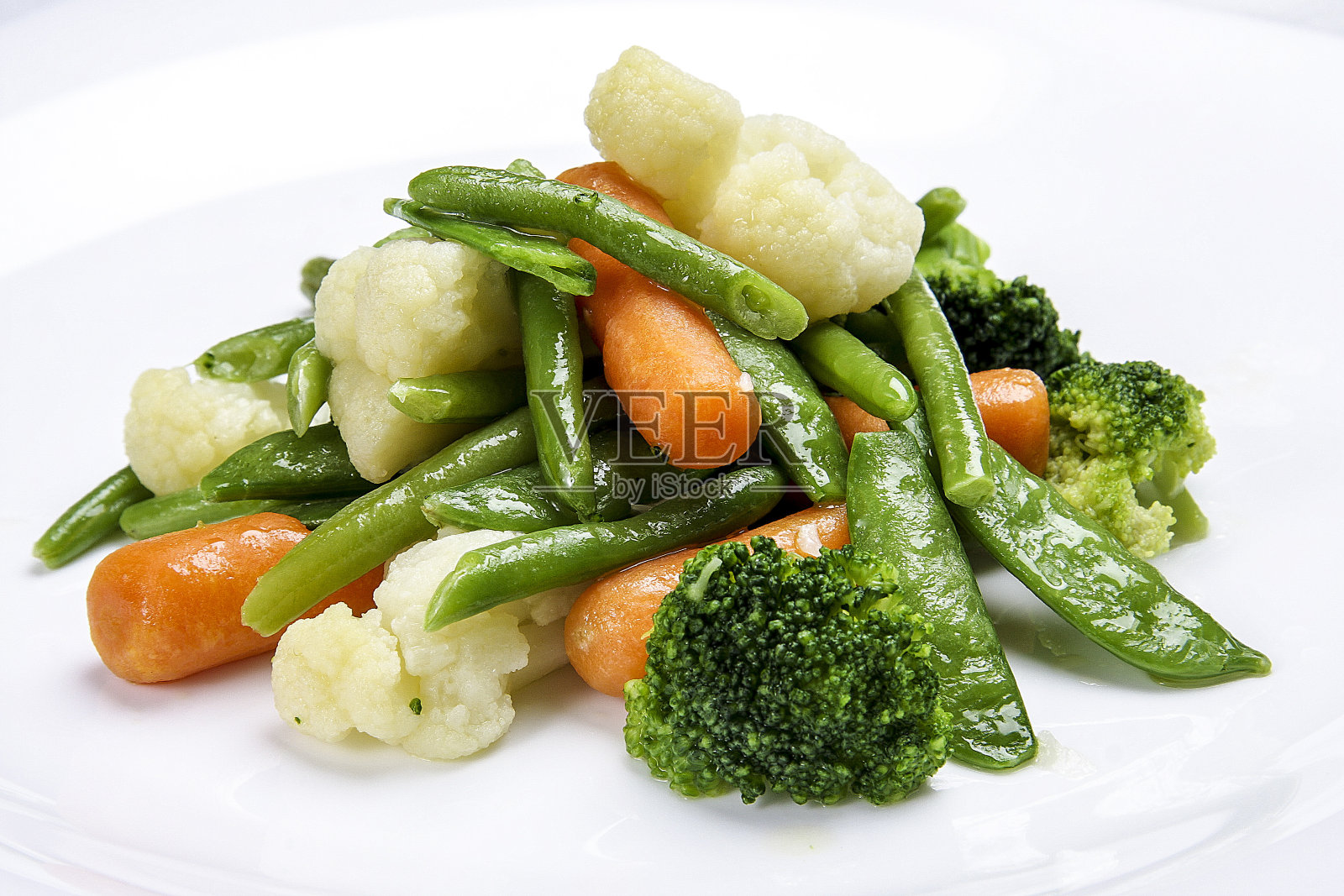 白底清蒸蔬菜。菜花，豌豆，花椰菜，胡萝卜和芦笋豆。照片摄影图片